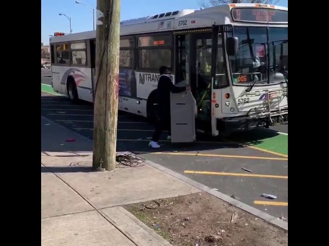 Хотел зайти в автобус с банкоматом