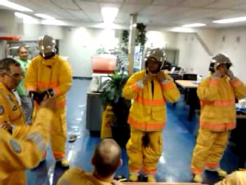 Colocando a roupa de combate a incêndio