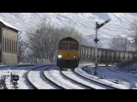 66710 on 6S94 passes 66302 on 6K05 at Kirkby Stephen 30/01/19
