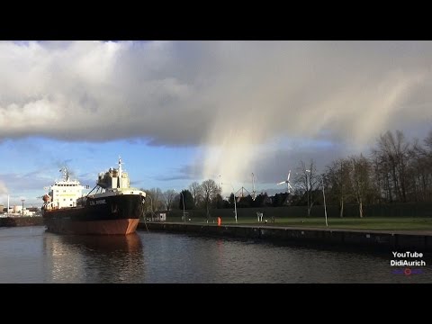Ostfriesland Emden Schiff fährt durch die Schleuse Große Seeschleuse Zum Südkai Emden Außenhafen