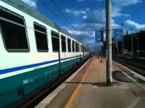 Caimano E656.442 in testa all'IC in transito a Pedaso