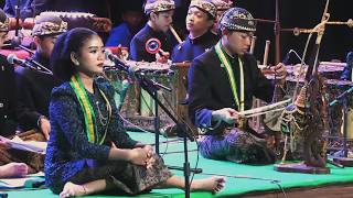 Download lagu Gendhing Jangkung Kuning transitioning to Ladrang Randa Ngangsu, followed by Ketawang Kinanti San... mp3