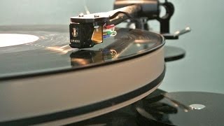 Cleaning Vinyl Records the Way Experts Recommend