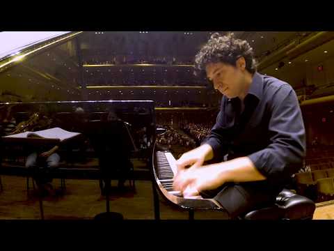 リハーサル中。グスタボ・ドゥダメルがエステバン・ベンゼクライのNYプレミアを指揮 (In Rehearsal: Gustavo Dudamel Conducts a NY Premiere by Esteban Benzecry)