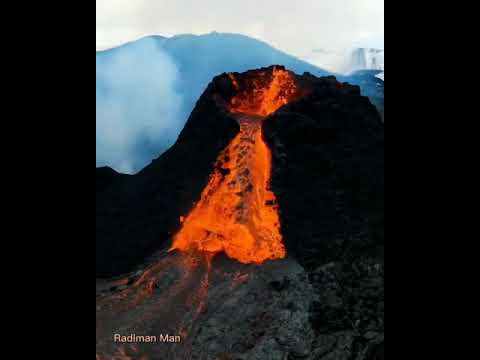 Mengintip keindahan lava Gunung Semeru dari sudut pandang drone! Siap-siap terpesona dengan pesonanya yang luar biasa!...