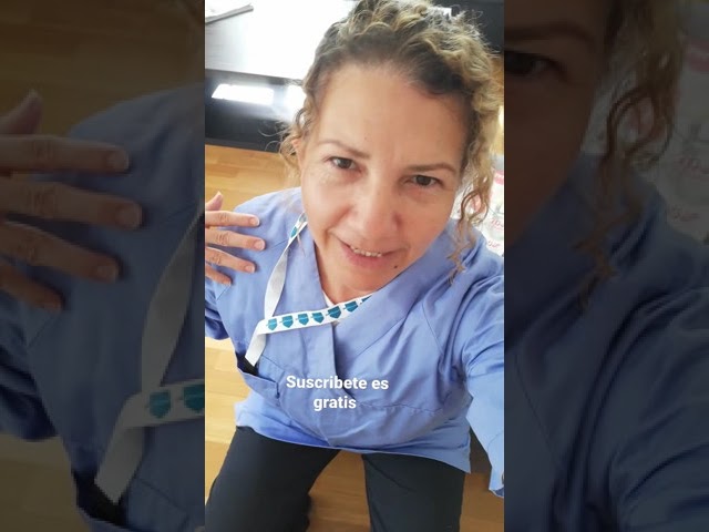 Vídeo relacionado con B-well Gabi Casaca Uniforme Empleada Hogar Con Botones - Enfermeras, Limpieza Mujer, Manga Corta, Cuello V y Solapa - Blanco M