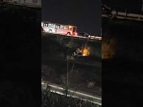 Carro despenca em ribanceira no contorno da BR-153 em Aparecida de Goiânia