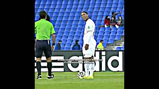 O ÁRBITRO achou que 1 centímetro iria fazer diferença para Ronaldinho Gaúcho. 😂🔥 #ronaldinho