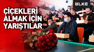 Çiçekçi Esnafı Yürüyen Bant Üzerinden Gelen Çiçekleri Almak İçin Yarış