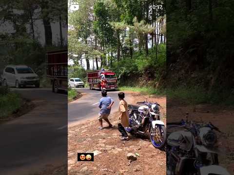 cute kids Dancing on truck horn #fun #entertainment #automobile #china #kids #kidsfun #dance