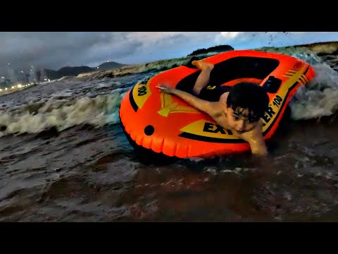 Kauã went into the sea in the middle of the cyclone in my city.