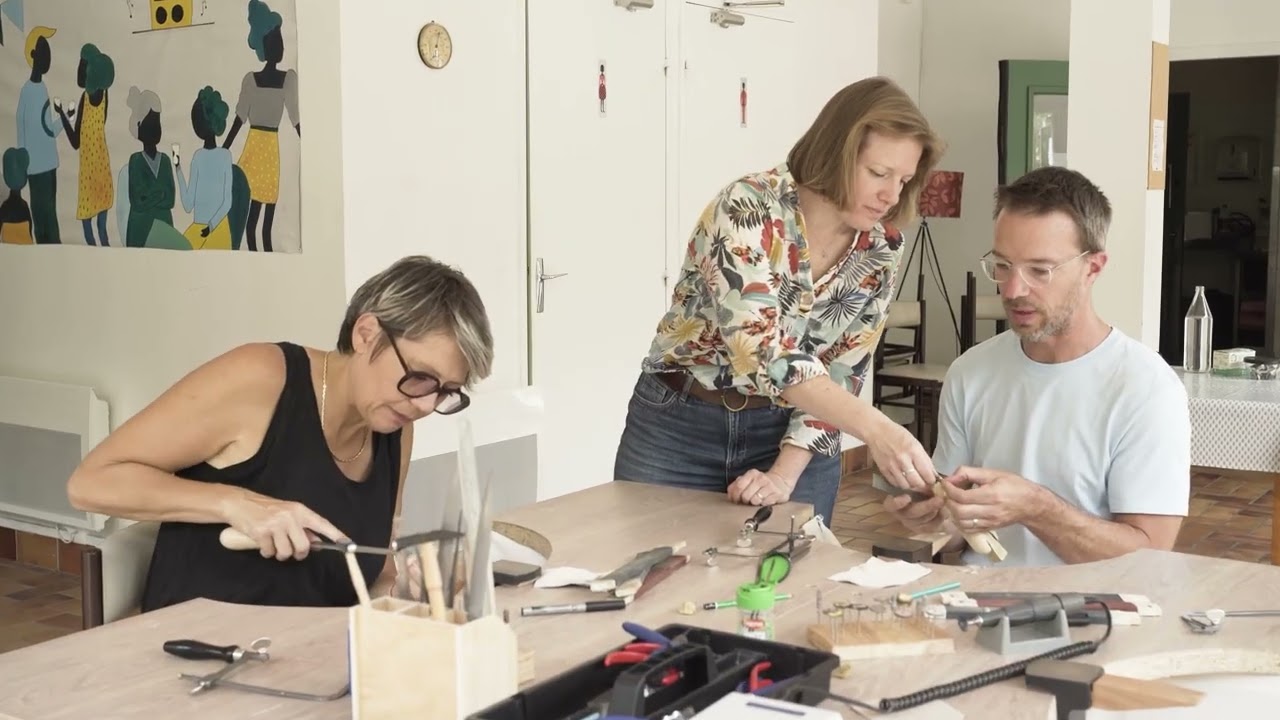Fabriquez votre paire de boucles d’oreilles en argent 925 aux côtés de Charlotte - Vidéo