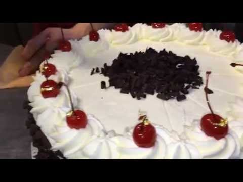 Garnieren einer Schwarzwälder