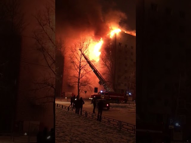 В Тюмени загорелся фасад многоэтажного дома