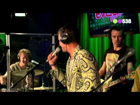 Handsome Poets - Sky On Fire (live bij Evers Staat Op)