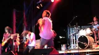 Childish Gambino Performs &#39;The Crawl&#39;