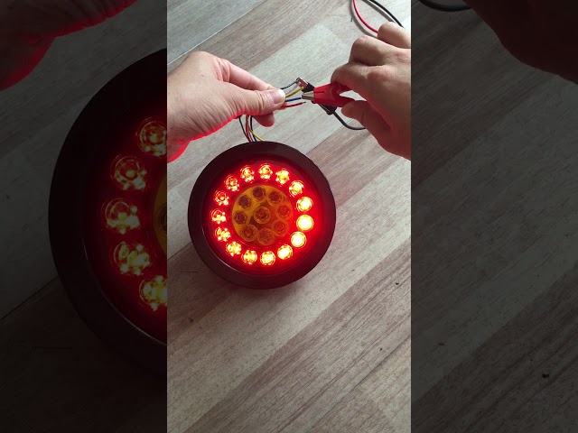 Vídeo relacionado con GTIWUNG Luces LED del Coche RC, Faros Delanteros Juego de Luces para 1/8 1/10 Modelo Car Camion Accesorio(5mm Luz Blanca + 3mm Luz roja)