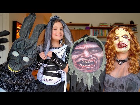 HALLOWEEN Scary costumes & creepy decorations