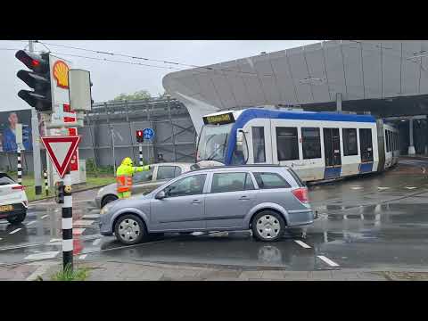 Randstadrail bij drukke kruising Mall of the Netherlands! - ov spotten