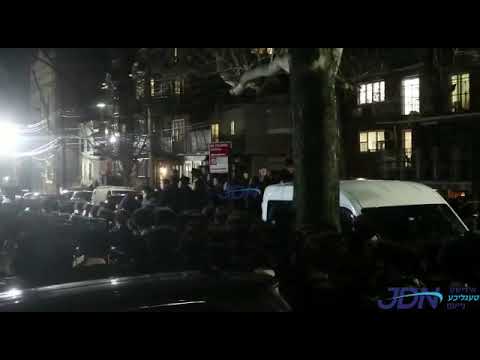 Chassidim Wishing Rachmastrivka Rebbe Gut Voch - Motzei Shabbos Vayeisev 5783