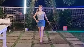 Download lagu Simple modeling walk   Background music: Cheap Thrills by Sia mp3