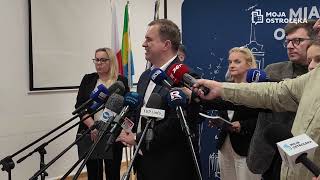 Konferencja prasowa w ratuszu po ataku nożownika w Ostrołęce, 8 października 2026