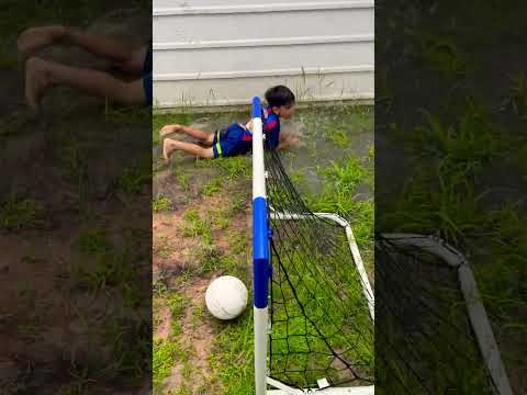 gol na raça 😂😂😂 El Classico #mjemarcelinho #futebolderua #irmãos #familiaassumpcao #infancia