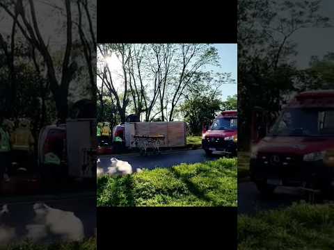 Furgão tomba na BR-282 e bloqueia o trânsito em Pinhalzinho nesta quarta-feira