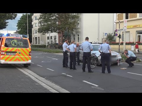 Radfahrer über Rot ohne Helm von PKW erfasst in Bonn-Endenich am 09.08.17