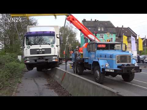08.04.2019 - VN24 - LKW strandet auf Beton-Leitwand - Kranwagen von 1964 im Einsatz