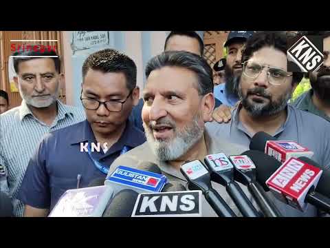 "No one has been harmed, thank God. But they are very poor people." Apni Party chief #AltafBukhari appeals for help for Srinagar's fire-hit families. Ration, books, compensation—he asks all to come forward. "When calamities happen, we must act as a society."