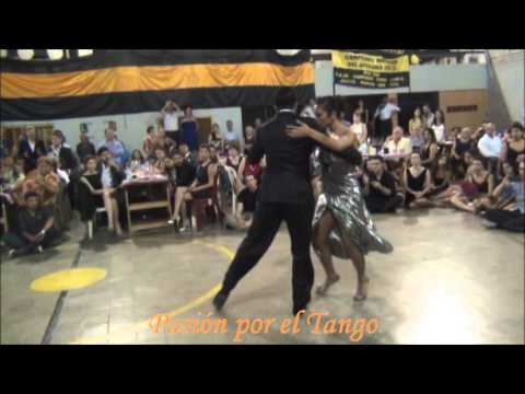 CLARISA ARAGÓN y JONATHAN SAAVEDRA Bailando el Tango UNA VEZ en la MILONGA DEL MORAN