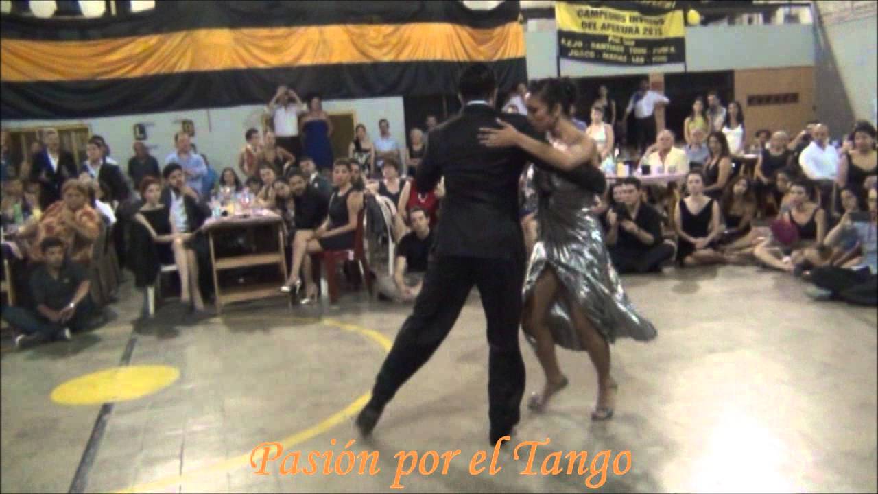 CLARISA ARAGÓN y JONATHAN SAAVEDRA Bailando el Tango UNA VEZ en la MILONGA DEL MORAN