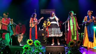 Volver a los 17 - La Santa Cecilia en Vivo