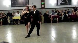 Juan Ruggieri y Barbara Wainnright, bailan en Milonga La Baldosa.
