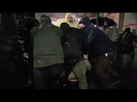 Incidente violente, duminică seara, când jandarmii au încercat să blocheze accesul manifestanților