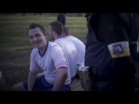 Zanger Hans op bezoek bij t mooiste sportteam van Nederland