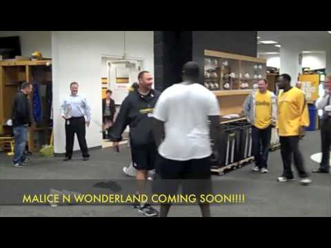 Snoop Dogg and Tha Pittsburgh Steelers play "Around Tha World" on 9/9/2009