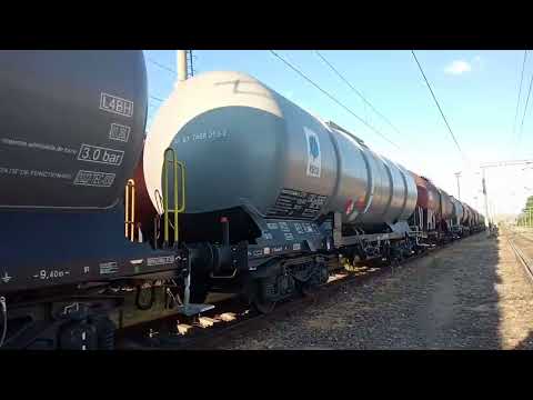 Un marfar GFR cu 060 EA ediția JZ și Sezonierul Cluj-Napoca - Mangalia, în Gara Cluj-Napoca Est