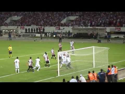 Lance do 1º jogo da final PE 2013: Santa Cruz x Sport