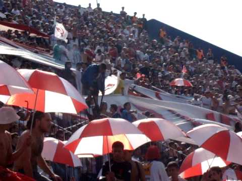 "En el Bajo con los cuervos II www.locosporelglobo.com.ar" Barra: La Banda de la Quema • Club: Huracán • País: Argentina