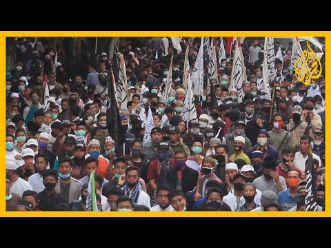 الآلاف يتظاهرون في إندونيسيا وإيران احتجاجا تنديدا بالرسوم المسيئة للنبي محمد صلى الله عليه وسلم.
