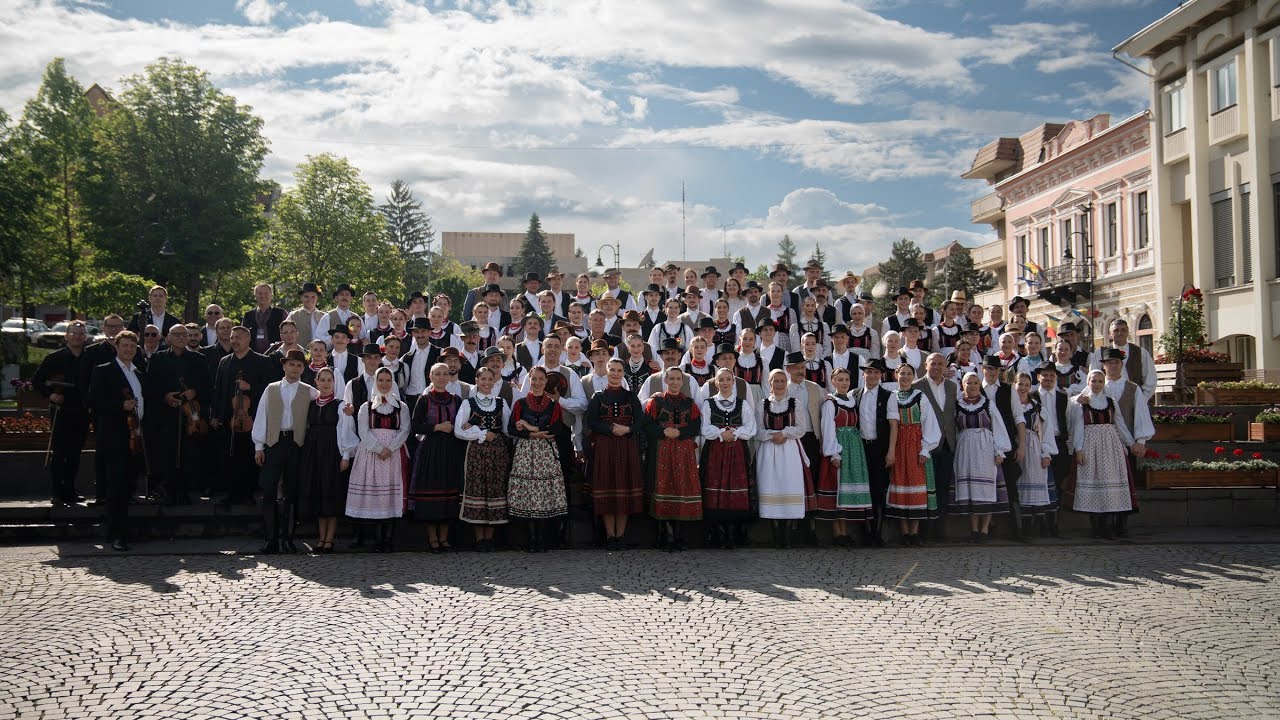 Egy ritmusra dobbant több mint száz erdélyi néptáncos szíve