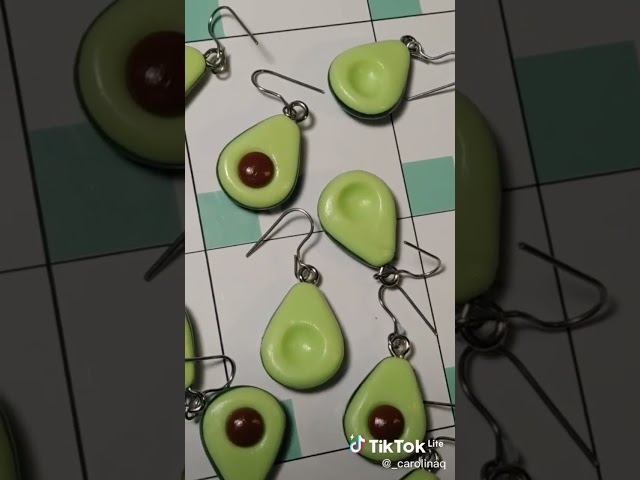 Vídeo relacionado con H-Customs aguacate lindo guiño fruta llavero colgante verde