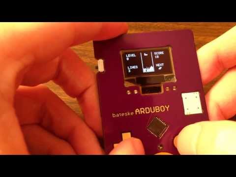 Arduboy — визитка, с помощью которой можно играть в Tetris. Фото.