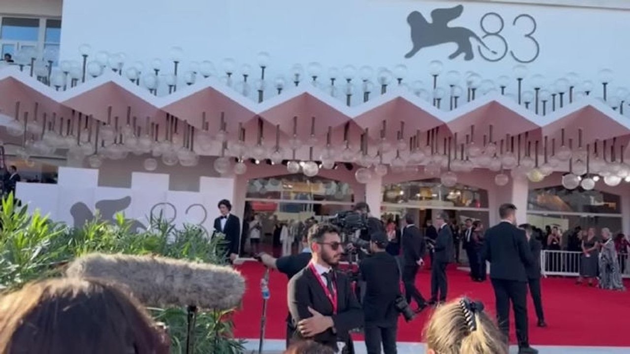 Nicolas Maupas e Bianca Balti con le ali arrivano sul red Carpet di Venezia 83 selfie e autografi