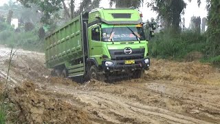 Download lagu Dump Truk Hino nancap di Lumpur saat hujan mp3