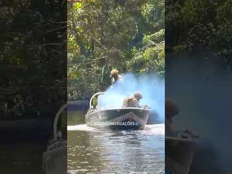PF ATIRA BOMBA DE GÁS E CAI NA PRÓPRIA LANCHA EM HUMAITÁ-AM.💣💨😳 #policia #garimpo #amazonas