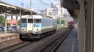 preview picture of video 'しなの鉄道115系 小諸駅構内すれ違い/Shinano Railway 115 series/2013.08.13'