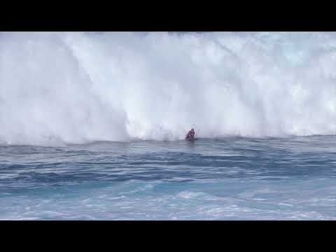 Body Boarder Vs JAWS Wave | Pe'ahi Maui Hawaii Big wave Surfing | Body Board Drops in on 20ft Wave